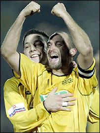 شادمانی بازيکنان برتون پس از تساوی با منچستر يونايتد