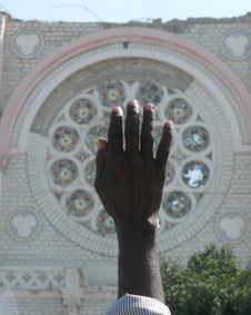 Mujer haitiana levanta la mano