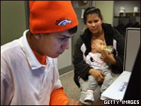 Desempregados em feira de empregos na Califórnia