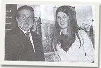 Christina Darbyshire-Jones gyda Merfyn Jones, Is-ganghellor y Brifysgol.