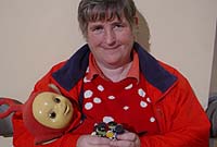 Eryl gydag un o'i Tellytubbies