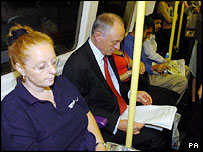 لندن کے مئیر بھی انڈرگراؤنڈ ٹرین کے ذریعے کام پر گئے