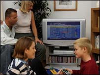 Televizyon izleyen bir aile 