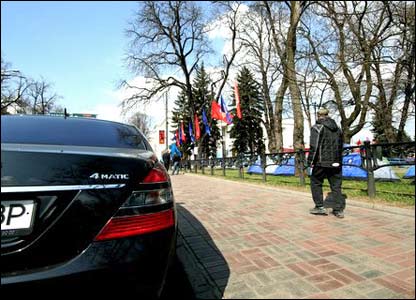 Намети і мерседеси