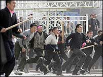 किरगिस्तान में विपक्षी प्रदर्शनकारी