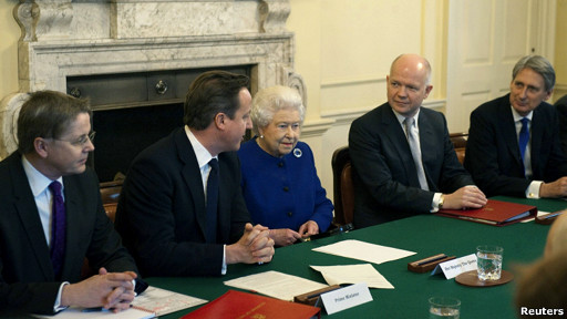 女王坐在首相卡梅伦和外相黑格中间