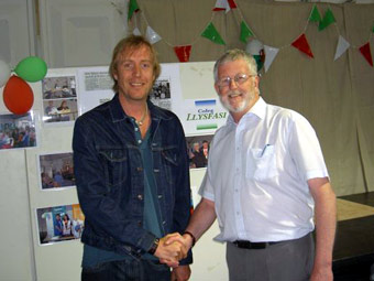 Rhys Ifans efo David Smith, Coleg Llysfasi ym Mhabell y Dysgwyr ar faes yr Urdd, dydd Sadwrn, Mehefin 3