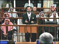 Saddam Hüseyin sanık sandalyesinde