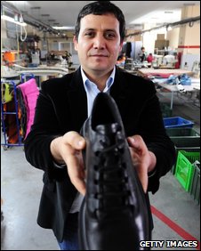 Loại giày được cho là ném vào ông Bush