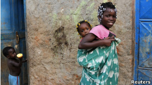 Menina e crianças em Angola (Foto: Reuters)