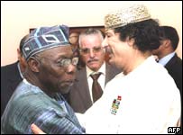 O presidente nigeriano, Olusegun Obasanjo, com Muamar Khadafi na cúpula em Abuja
