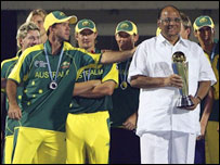 ट्रॉफ़ी लेते ऑस्ट्रेलियाई खिलाड़ी