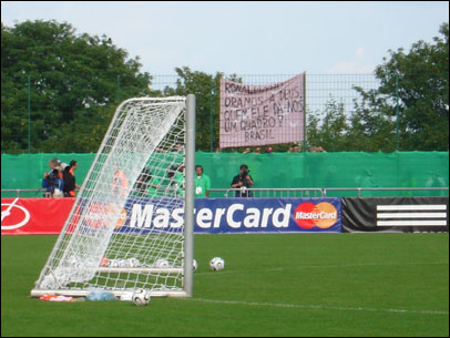 O cartaz diz: Ronaldinho. Oramos a Deus quem ele da-nos um quadro! Brasil. 