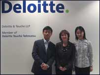 德勤负责从应届毕业生中招聘英才的经理萨拉·希玲福德(Sarah Shillingford)与新招中国雇员闾琤和陈艳妮在德勤伦敦公司大楼门厅合影