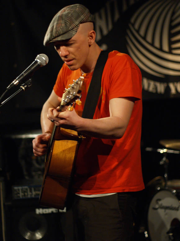 Foy Vance onstage at the Knitting Factory