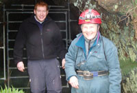 Rhydian Morris o'r Ymddiriedolaeth Bywyd Gwyllt a Pauline Barber o'r Cyngor Cefn Gwlad wrth yr agoriad i un o'r ogofâu.