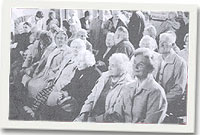 Rhai o'r pererinion yng Nghapel John Hughes