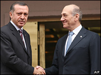 Türkiye ve İsrail başbakanları el sıkışıyor