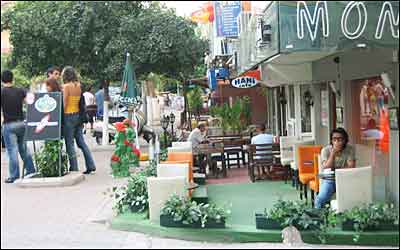 کافه ها که از سطح خيابون پائين ترن