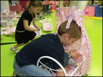 Menino brinca de boneca em oficina na França (Foto: Divulgação)