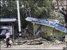 Một người phụ nữ tại một bến xe buýt bị phá hủy ở Rangoon