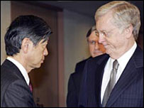 O embaixador americano Thomas Schieffer, à direita, com o ministro das Relações Exteriores do Japão, Masahiko Komura. Foto: AP.