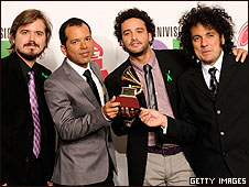 Los Amigos tras recibir el Grammy