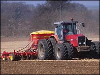 Máy cày trên đồng