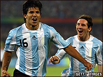 Aguero marcou dois gols logo no início do segundo tempo