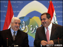 Ministros das Relações Exteriores da Síria (esq.) e do Iraque durante anúncio da retomada das relações diplomáticas entre os dois países