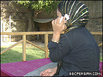 یک دختر افغان در حال مکالمه تلفنی (آرشیو)