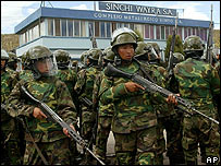 Soldados bolivianos na entrada da metalúrgica