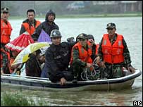 Sơ tán dân trước bão