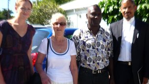 辩护律师皮尔格雷姆（右一）