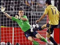 Cú làm bàn của Daniel Guiza