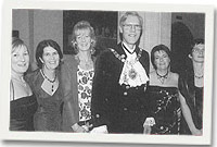 Rhai o'r ardal gyda'r Arglwydd Faer a'i briod