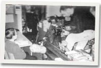 Uned ffilmio Ffeil gyda Karen Peacock yn holi gwisgwyr sbectol Ffrwd Win ar gyfer Planed Plant, S4C.