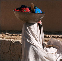 يوه نجلۍ چې کالي يې مينځلي