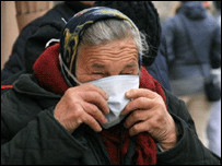 жінка одягає маску