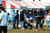 Calon yr Urdd - crwydro maes y brifwyl