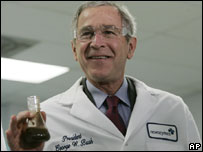 George W. Bush com frasco de etanol durante visita a companhia de biotecnologia nos EUA