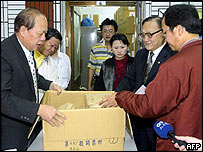 Volební komise dohlíží na zapečetění uren