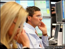 Nhân viên giao dịch Đức theo dõi chứng khoán 