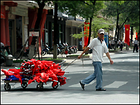 Công nhân treo ban rôn ở Sài Gòn