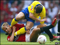 Jeffers (do Arsenal, de amarelo) e Phil Neville (do Manchester)