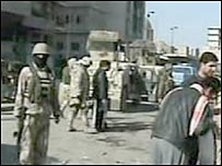 Bağdat'taki El Gazil pazarı ve Iraklı asker