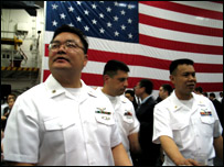 Chaz, thủy thủ gốc Thái (bên trái)