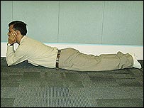 मकरासन की मुद्रा