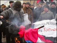 Спалення російського прапора в Києві (фото УНІАН)