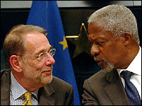 Javier Solana (à esq.) e Kofi Annan